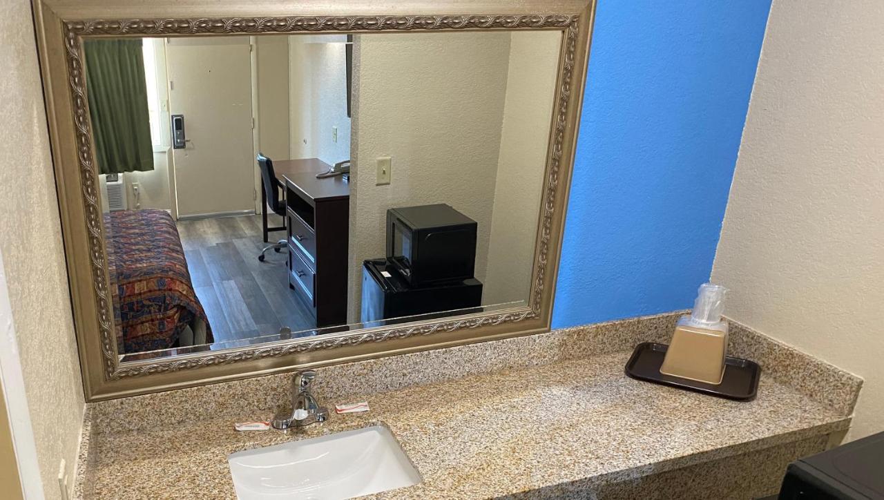 Express Inn Newport News Bagian luar foto