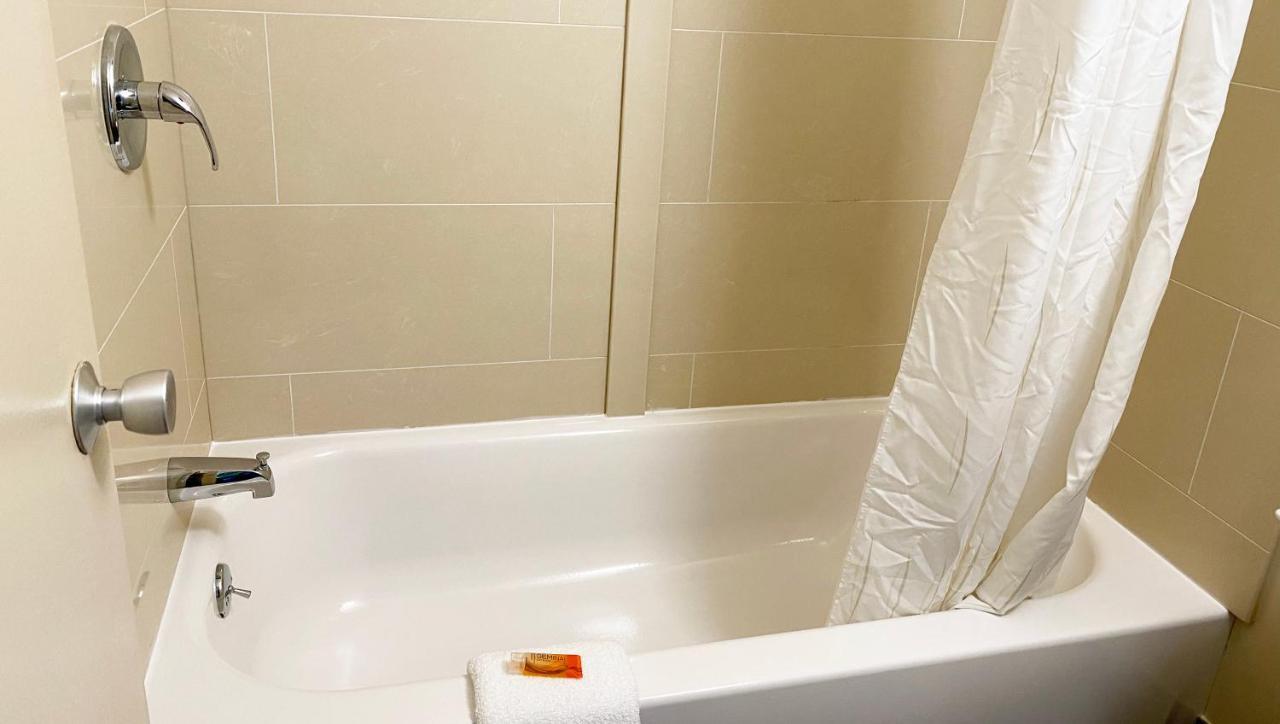 Express Inn Newport News Bagian luar foto
